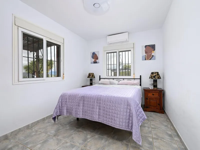 Charming country cottage in excellent condition, currently licensed for holiday rentals and ideal as a second home or investment. The single story house features two double bedrooms, a full bathroom, a fully equipped open-plan kitchen and a living room wi
