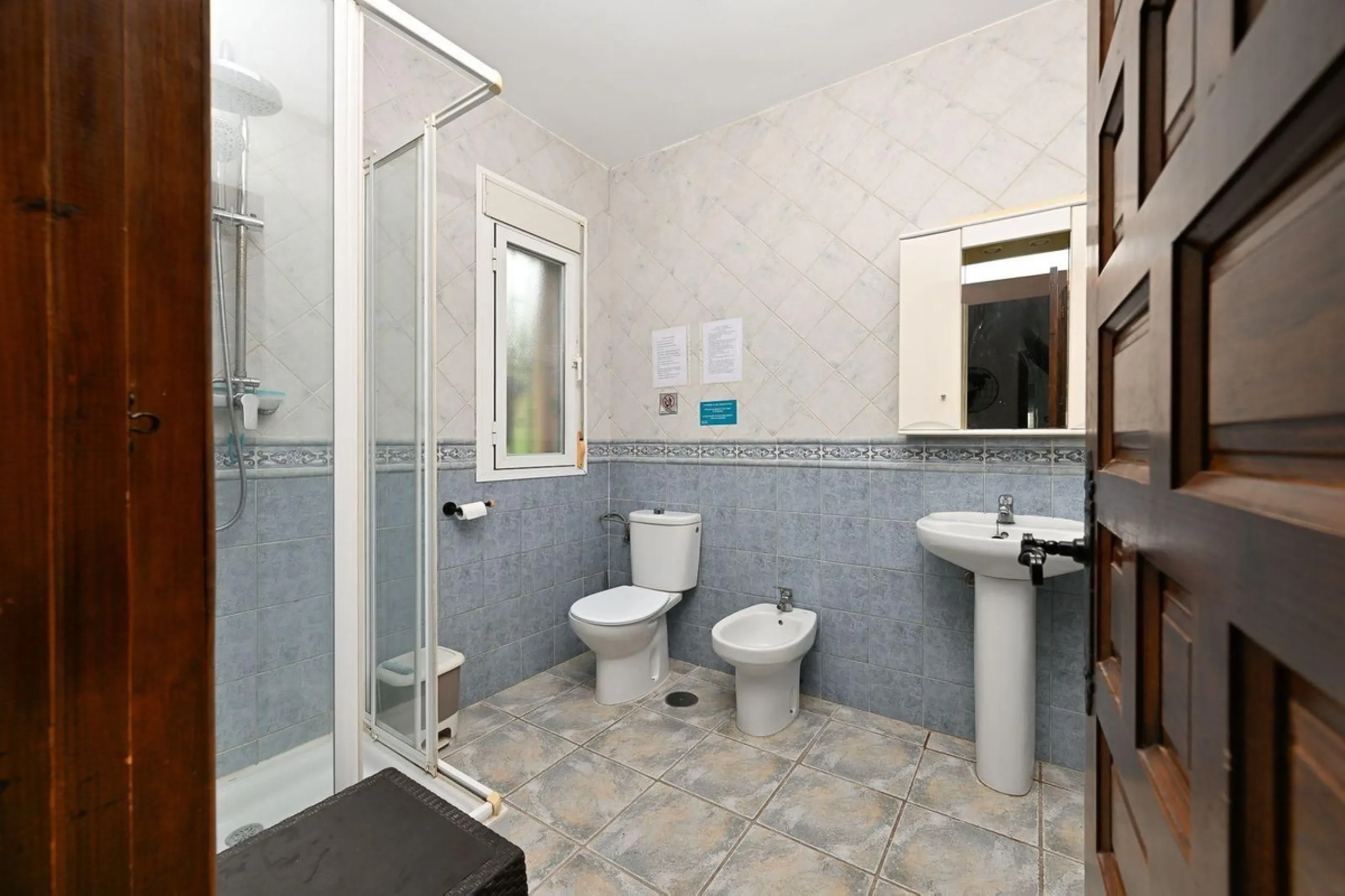 Charming country cottage in excellent condition, currently licensed for holiday rentals and ideal as a second home or investment. The single story house features two double bedrooms, a full bathroom, a fully equipped open-plan kitchen and a living room wi