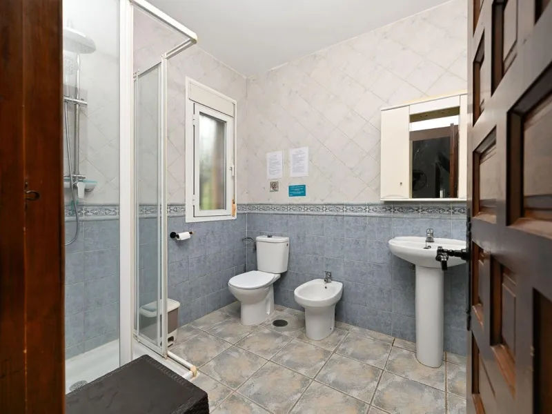 Charming country cottage in excellent condition, currently licensed for holiday rentals and ideal as a second home or investment. The single story house features two double bedrooms, a full bathroom, a fully equipped open-plan kitchen and a living room wi