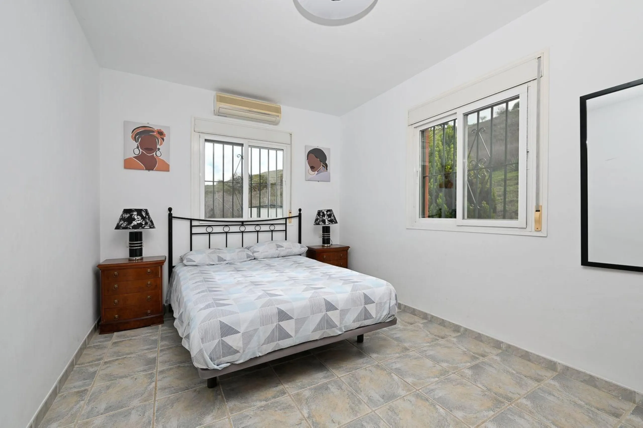 Charming country cottage in excellent condition, currently licensed for holiday rentals and ideal as a second home or investment. The single story house features two double bedrooms, a full bathroom, a fully equipped open-plan kitchen and a living room wi