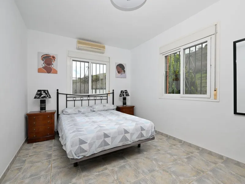 Charming country cottage in excellent condition, currently licensed for holiday rentals and ideal as a second home or investment. The single story house features two double bedrooms, a full bathroom, a fully equipped open-plan kitchen and a living room wi