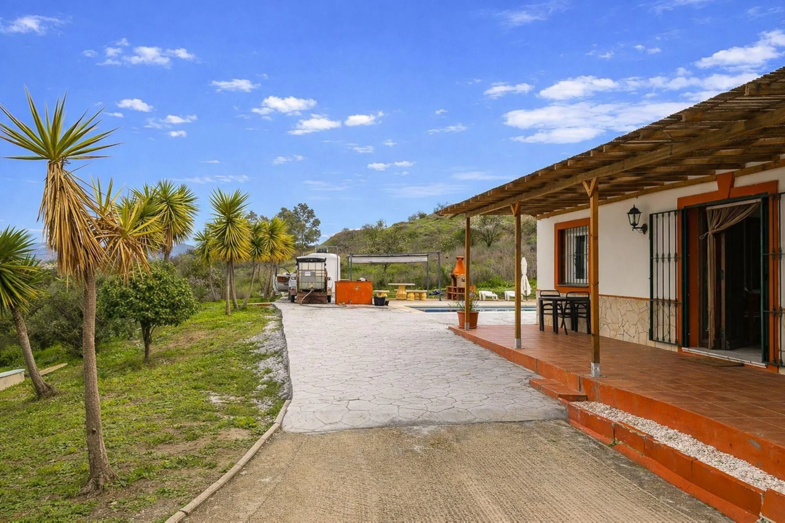 Charming country cottage in excellent condition, currently licensed for holiday rentals and ideal as a second home or investment. The single story house features two double bedrooms, a full bathroom, a fully equipped open-plan kitchen and a living room wi