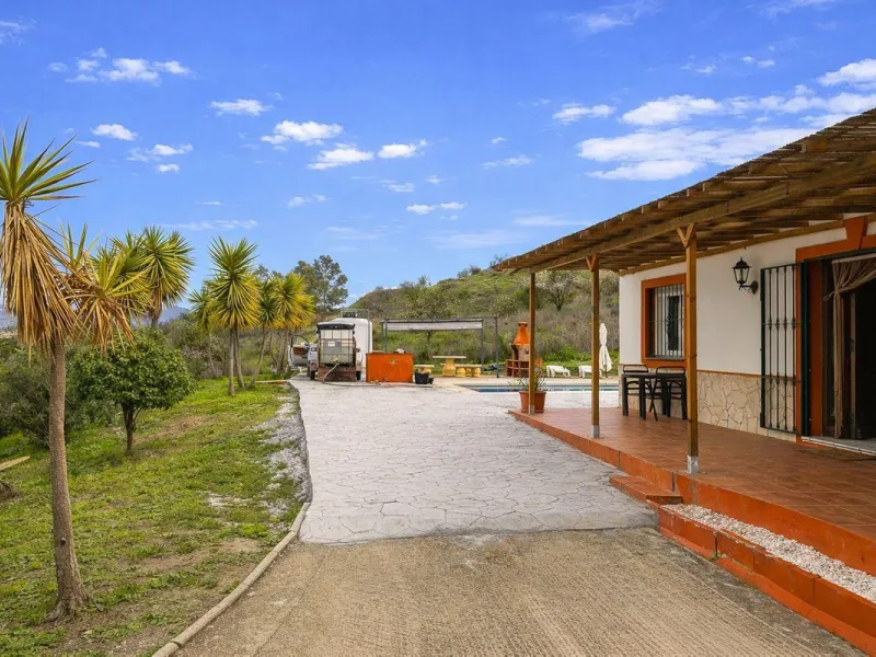 Charming country cottage in excellent condition, currently licensed for holiday rentals and ideal as a second home or investment. The single story house features two double bedrooms, a full bathroom, a fully equipped open-plan kitchen and a living room wi