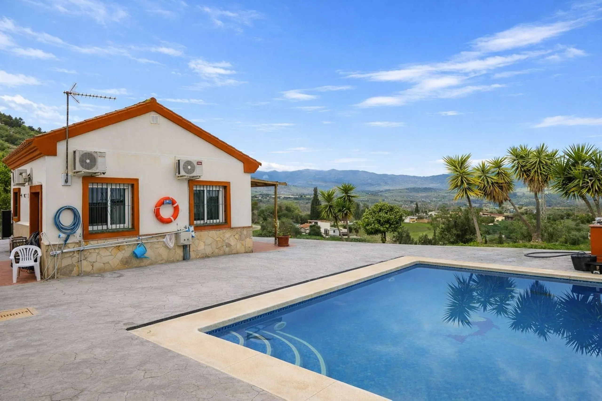 Charming country cottage in excellent condition, currently licensed for holiday rentals and ideal as a second home or investment. The single story house features two double bedrooms, a full bathroom, a fully equipped open-plan kitchen and a living room wi