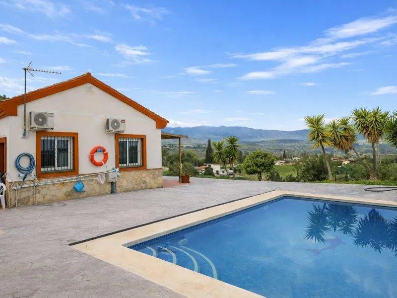 Charming country cottage in excellent condition, currently licensed for holiday rentals and ideal as a second home or investment. The single story house features two double bedrooms, a full bathroom, a fully equipped open-plan kitchen and a living room wi