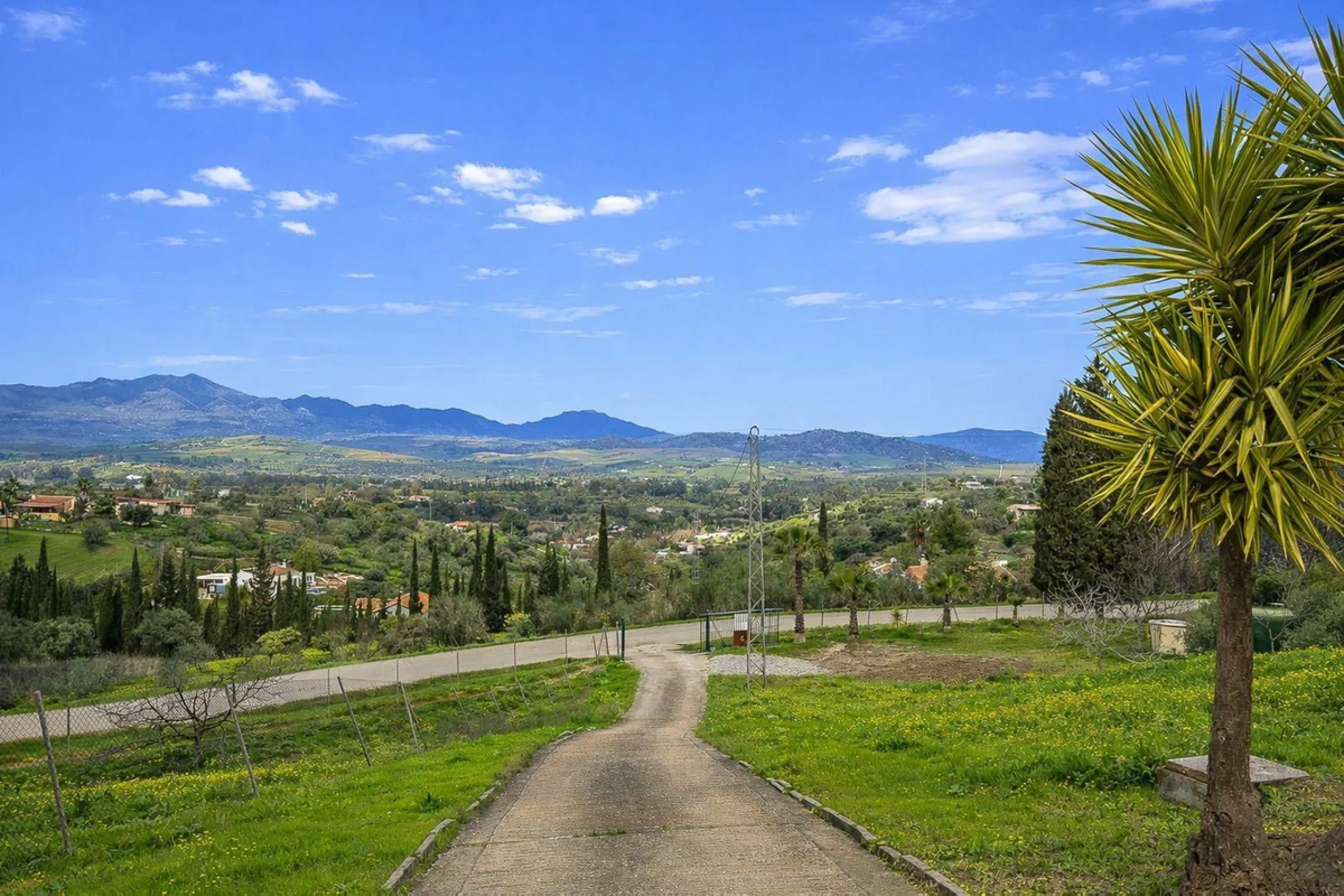 Charming country cottage in excellent condition, currently licensed for holiday rentals and ideal as a second home or investment. The single story house features two double bedrooms, a full bathroom, a fully equipped open-plan kitchen and a living room wi