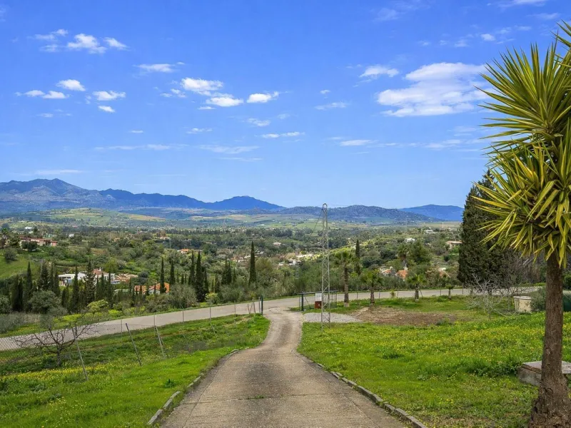 Charming country cottage in excellent condition, currently licensed for holiday rentals and ideal as a second home or investment. The single story house features two double bedrooms, a full bathroom, a fully equipped open-plan kitchen and a living room wi