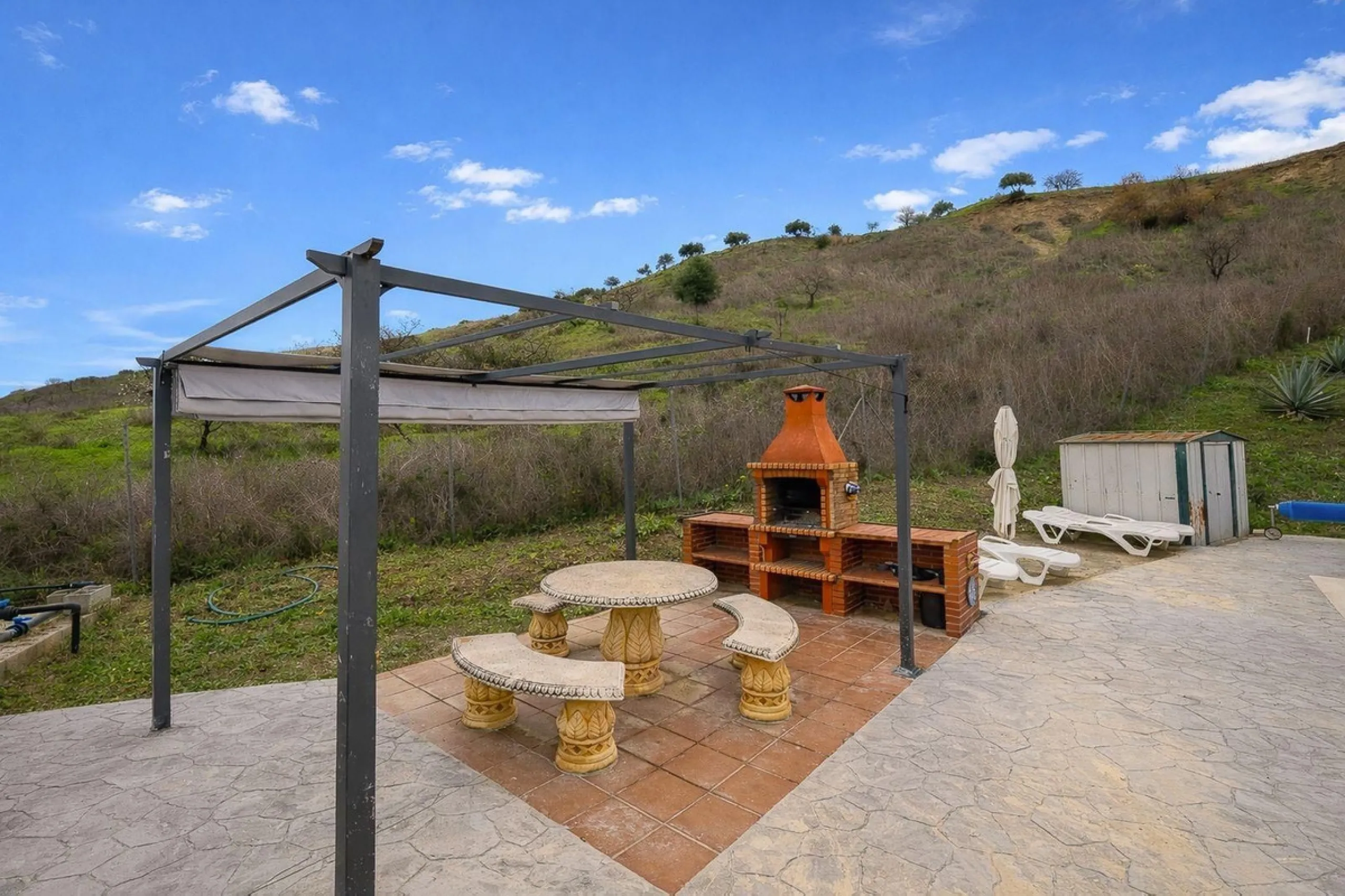 Charming country cottage in excellent condition, currently licensed for holiday rentals and ideal as a second home or investment. The single story house features two double bedrooms, a full bathroom, a fully equipped open-plan kitchen and a living room wi
