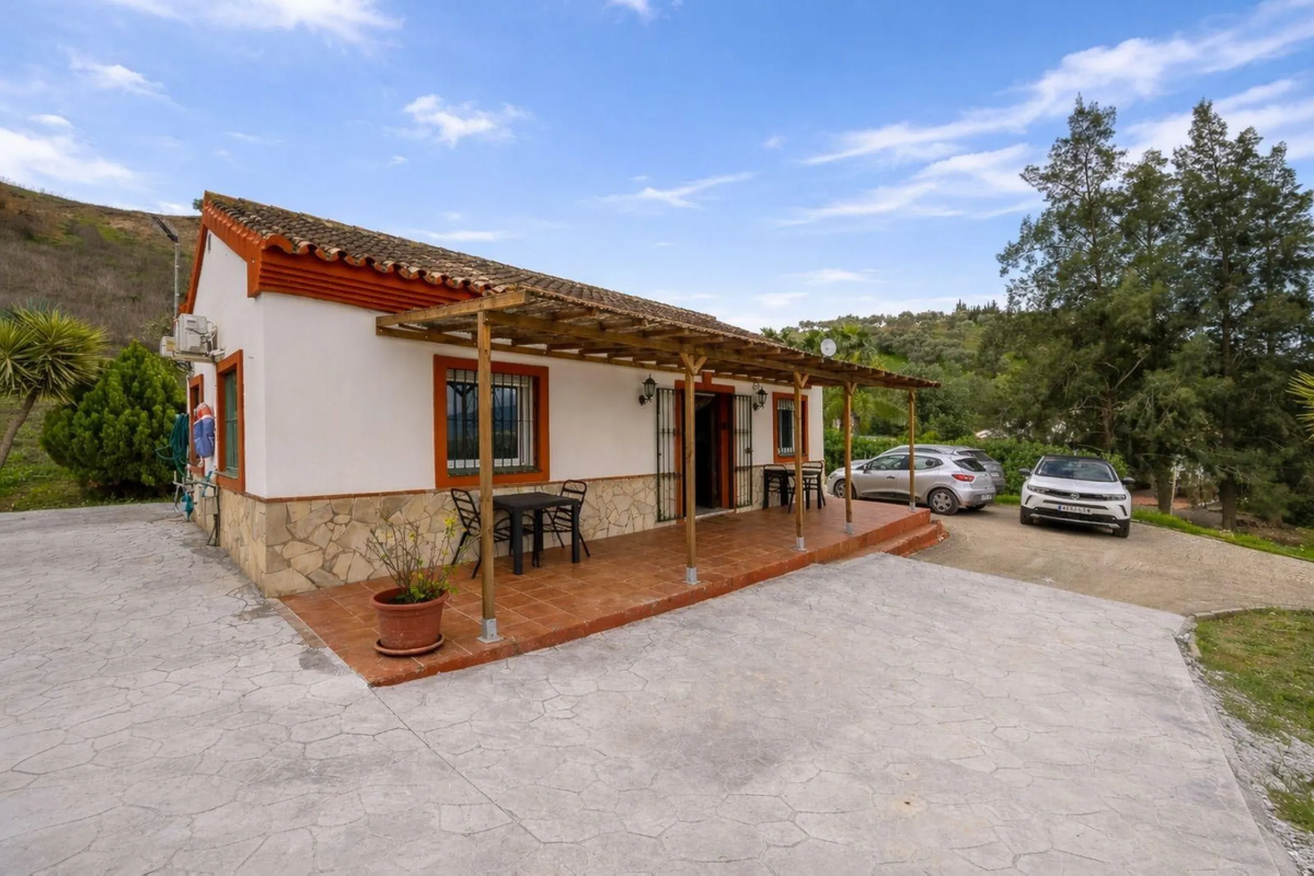 Charming country cottage in excellent condition, currently licensed for holiday rentals and ideal as a second home or investment. The single story house features two double bedrooms, a full bathroom, a fully equipped open-plan kitchen and a living room wi