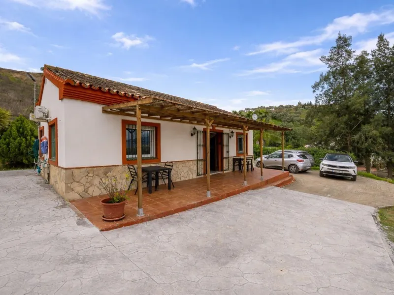 Charming country cottage in excellent condition, currently licensed for holiday rentals and ideal as a second home or investment. The single story house features two double bedrooms, a full bathroom, a fully equipped open-plan kitchen and a living room wi
