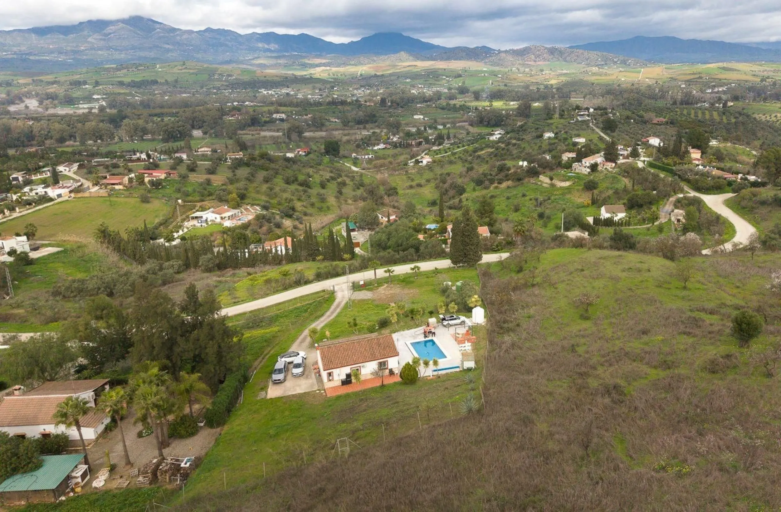 Charming country cottage in excellent condition, currently licensed for holiday rentals and ideal as a second home or investment. The single story house features two double bedrooms, a full bathroom, a fully equipped open-plan kitchen and a living room wi