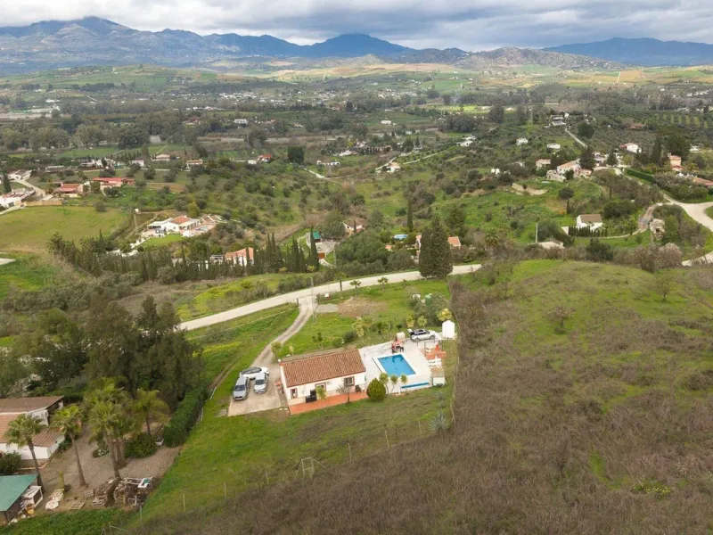 Charming country cottage in excellent condition, currently licensed for holiday rentals and ideal as a second home or investment. The single story house features two double bedrooms, a full bathroom, a fully equipped open-plan kitchen and a living room wi