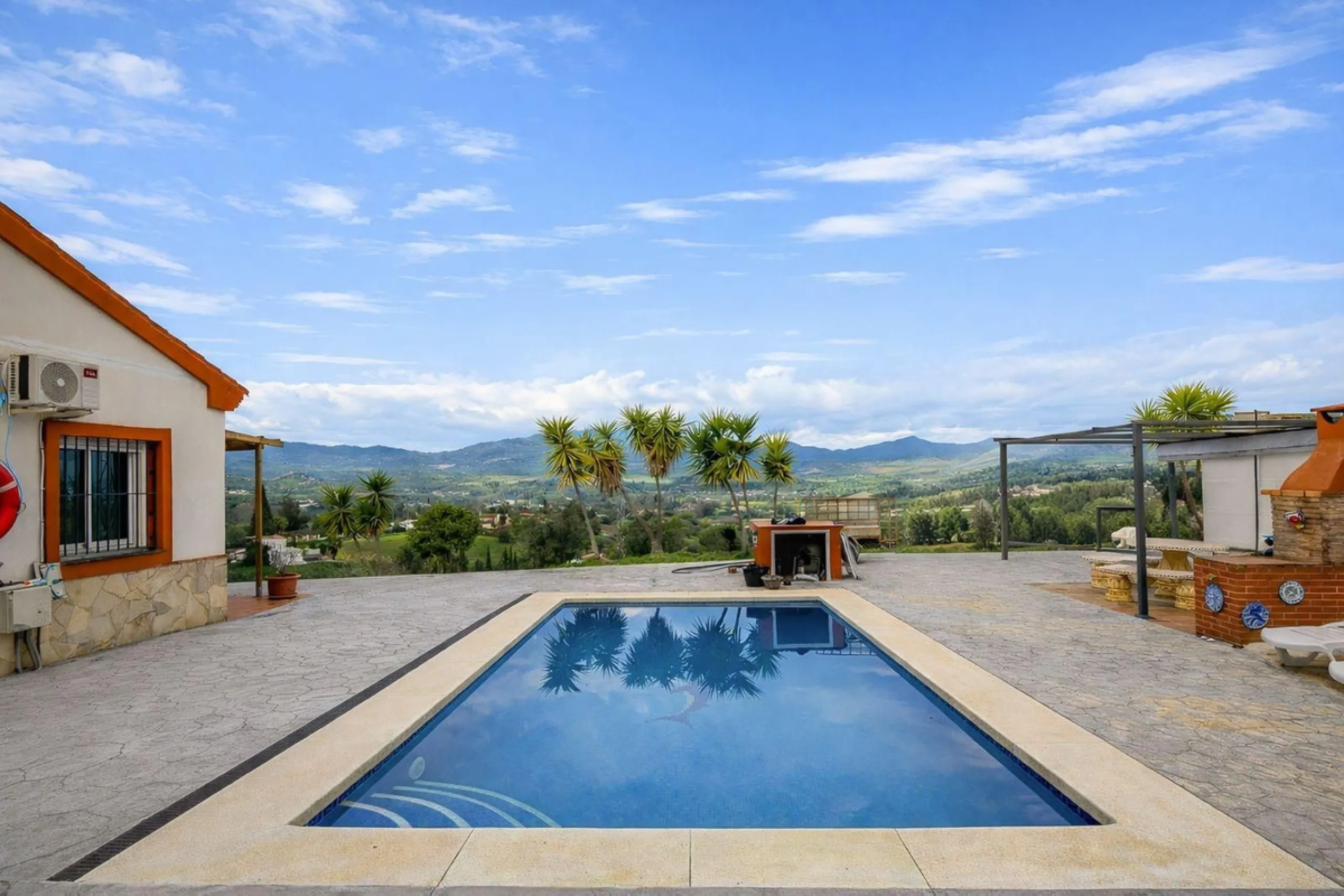 Charming country cottage in excellent condition, currently licensed for holiday rentals and ideal as a second home or investment. The single story house features two double bedrooms, a full bathroom, a fully equipped open-plan kitchen and a living room wi