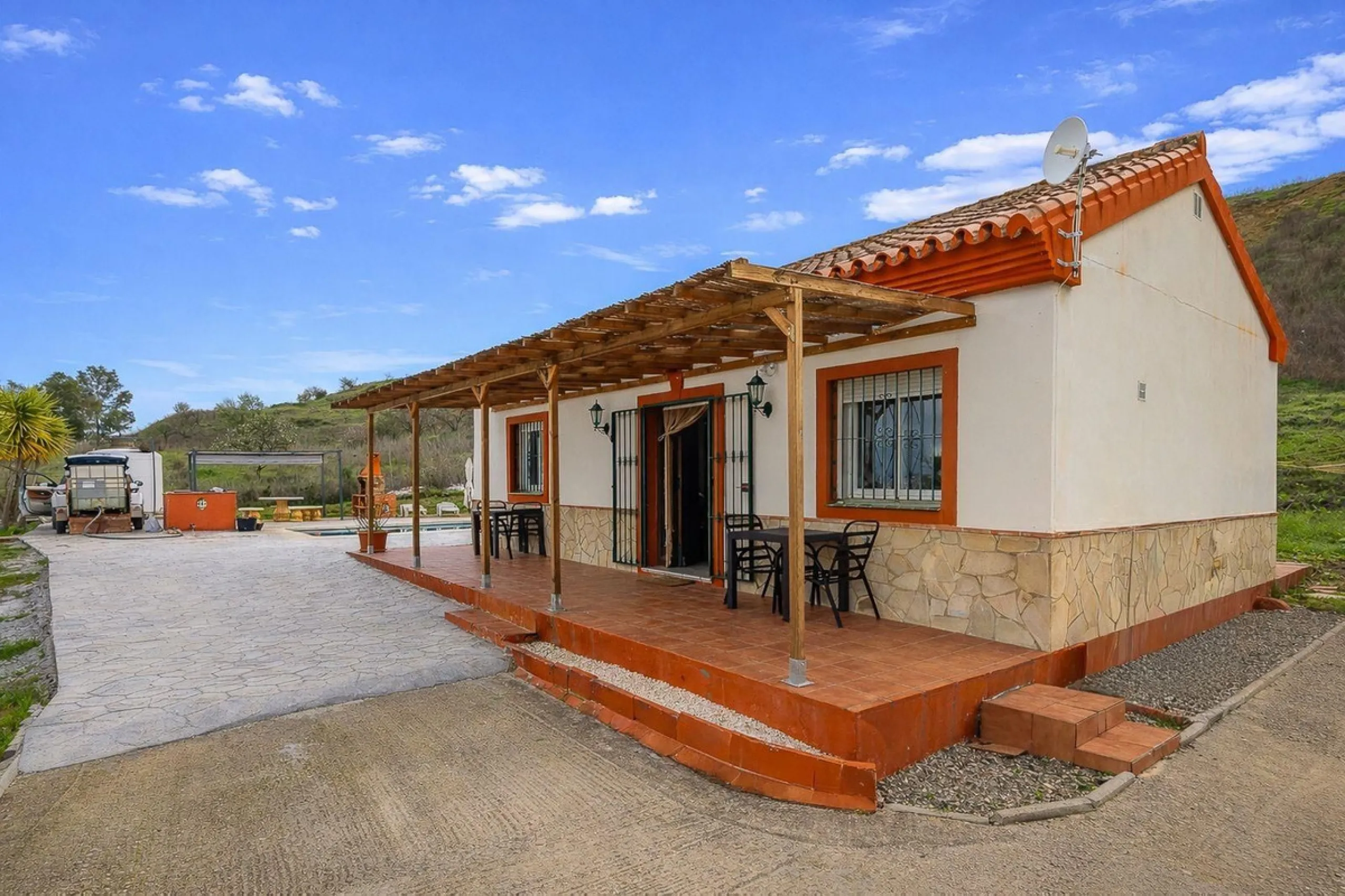 Charming country cottage in excellent condition, currently licensed for holiday rentals and ideal as a second home or investment. The single story house features two double bedrooms, a full bathroom, a fully equipped open-plan kitchen and a living room wi
