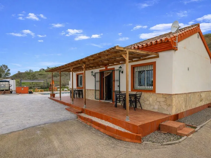 Charming country cottage in excellent condition, currently licensed for holiday rentals and ideal as a second home or investment. The single story house features two double bedrooms, a full bathroom, a fully equipped open-plan kitchen and a living room wi