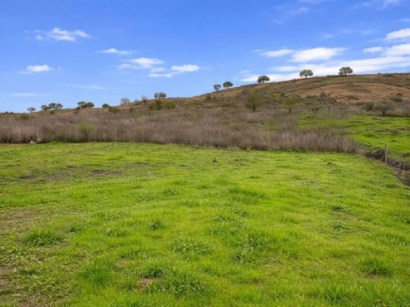 Charming country cottage in excellent condition, currently licensed for holiday rentals and ideal as a second home or investment. The single story house features two double bedrooms, a full bathroom, a fully equipped open-plan kitchen and a living room wi
