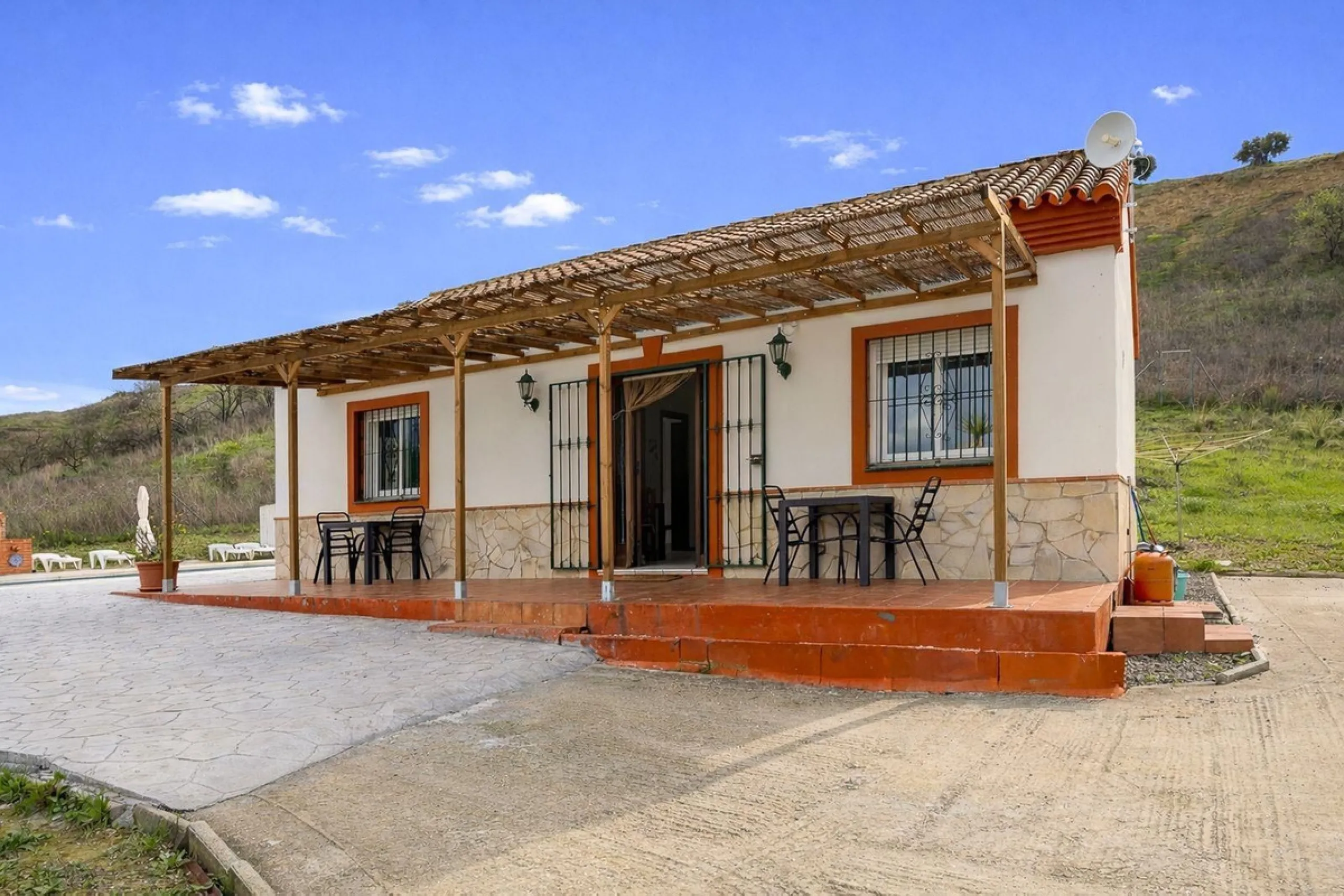 Charming country cottage in excellent condition, currently licensed for holiday rentals and ideal as a second home or investment. The single story house features two double bedrooms, a full bathroom, a fully equipped open-plan kitchen and a living room wi