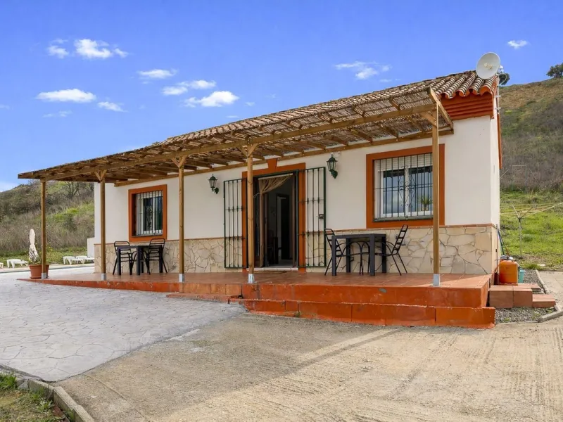 Charming country cottage in excellent condition, currently licensed for holiday rentals and ideal as a second home or investment. The single story house features two double bedrooms, a full bathroom, a fully equipped open-plan kitchen and a living room wi