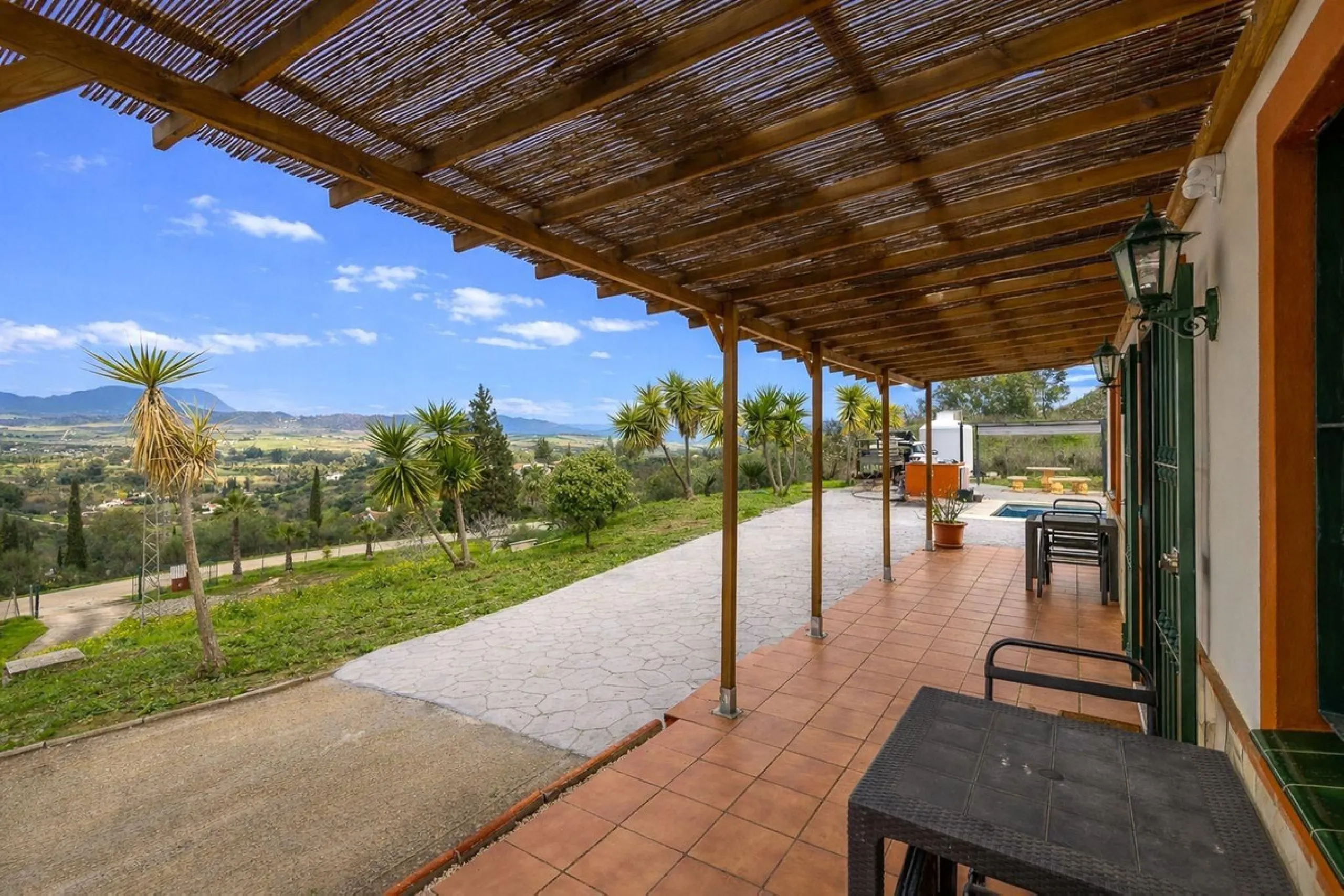 Charming country cottage in excellent condition, currently licensed for holiday rentals and ideal as a second home or investment. The single story house features two double bedrooms, a full bathroom, a fully equipped open-plan kitchen and a living room wi