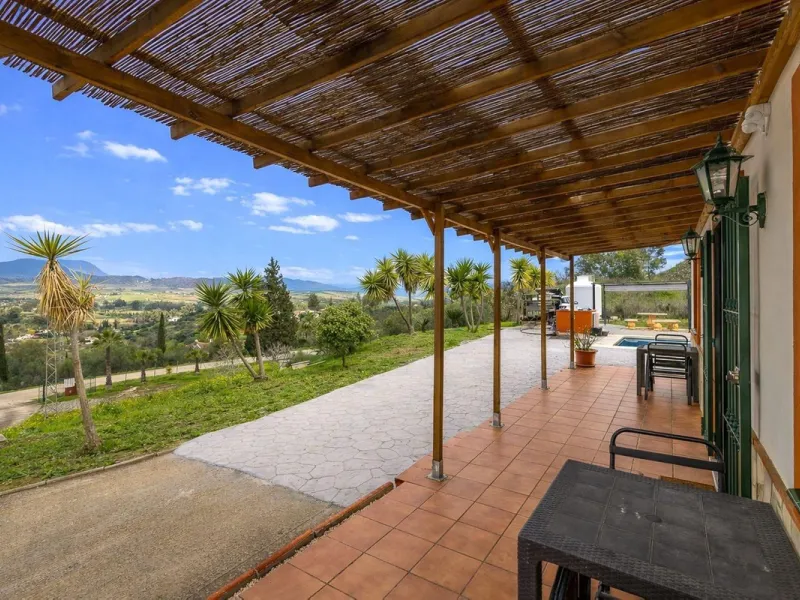Charming country cottage in excellent condition, currently licensed for holiday rentals and ideal as a second home or investment. The single story house features two double bedrooms, a full bathroom, a fully equipped open-plan kitchen and a living room wi