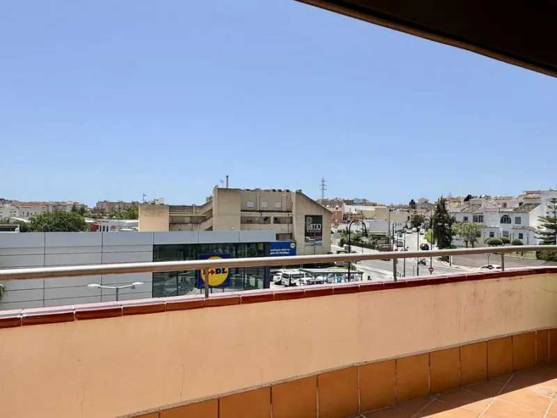 Apartment - Penthouse в продаже в Fuengirola, Málaga. В доме 2 спален и 2 ванных комнат. Площадь дома 85 м²