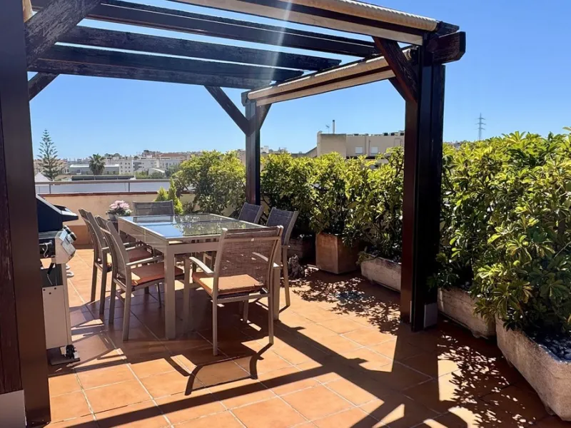 Apartment - Penthouse в продаже в Fuengirola, Málaga. В доме 2 спален и 2 ванных комнат. Площадь дома 85 м²