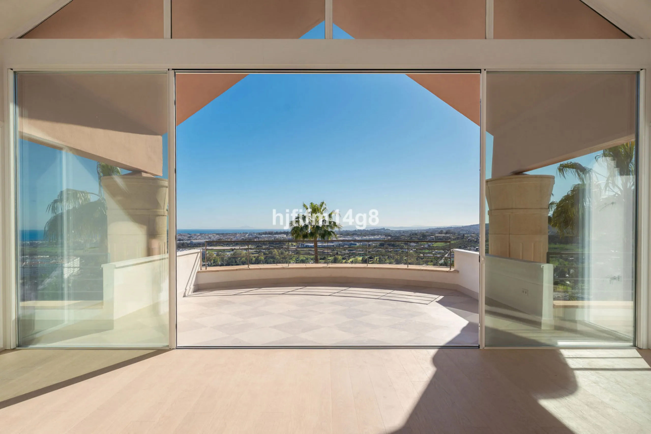 Apartment - Penthouse в продаже в Marbella, Málaga. В доме 3 спален и 3 ванных комнат. Площадь дома 171 м²