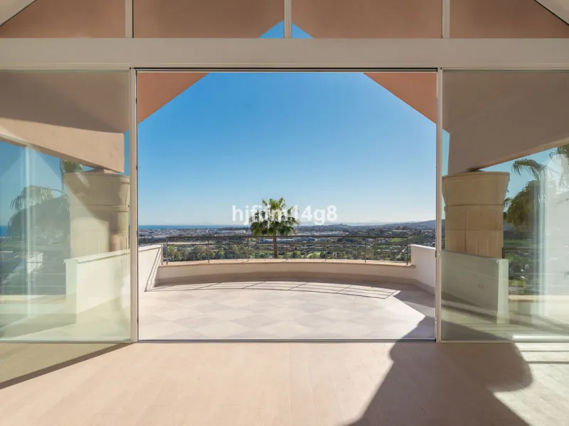 Apartment - Penthouse в продаже в Marbella, Málaga. В доме 3 спален и 3 ванных комнат. Площадь дома 171 м²
