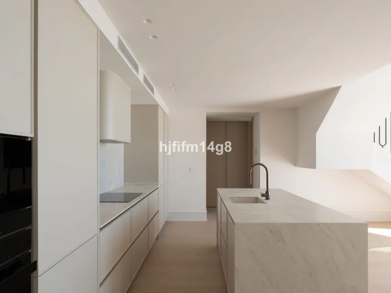 Apartment - Penthouse в продаже в Marbella, Málaga. В доме 3 спален и 3 ванных комнат. Площадь дома 171 м²