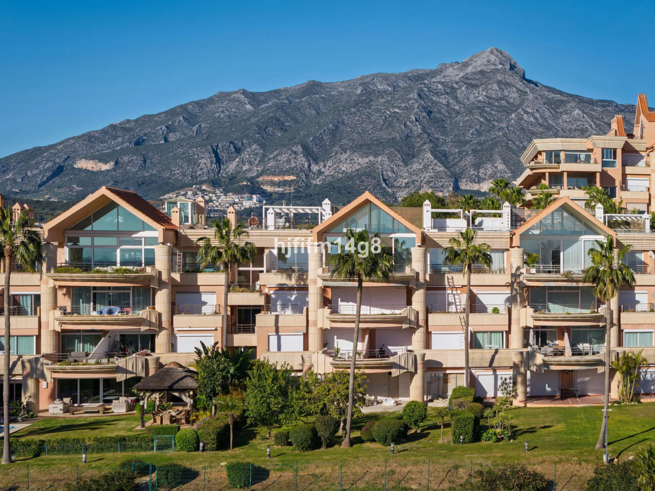 Apartment - Penthouse в продаже в Marbella, Málaga. В доме 3 спален и 3 ванных комнат. Площадь дома 171 м²