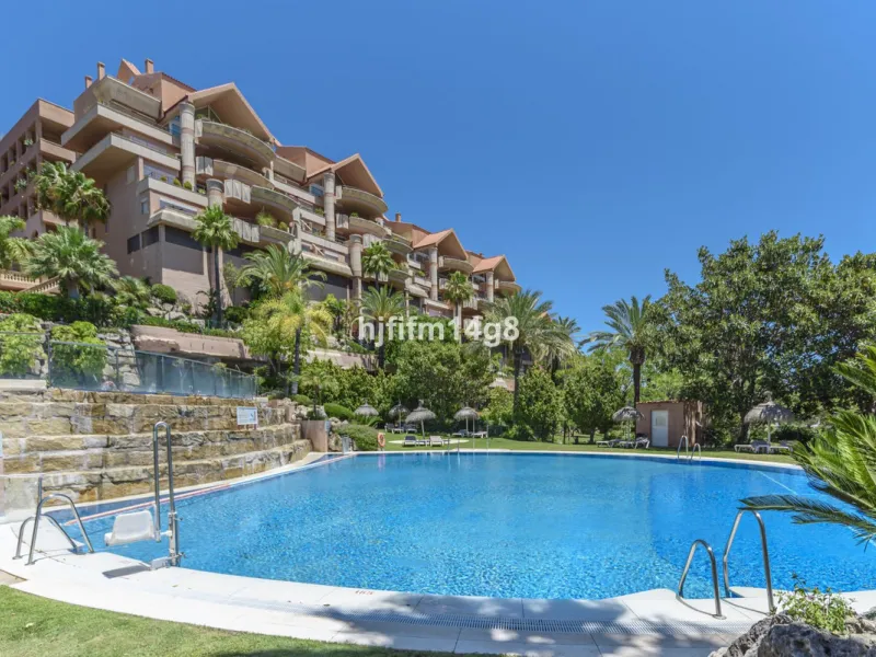 Apartment - Penthouse в продаже в Marbella, Málaga. В доме 3 спален и 3 ванных комнат. Площадь дома 171 м²