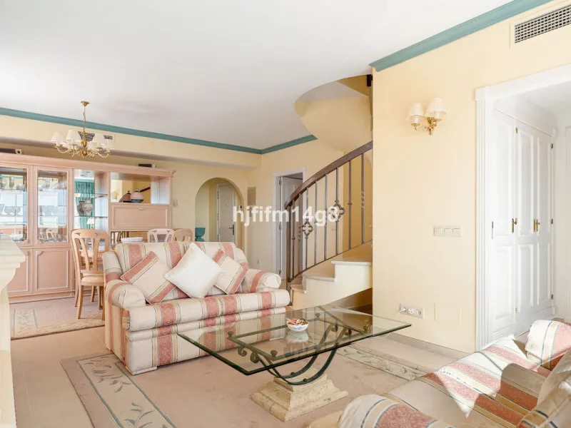 Apartment - Penthouse Duplex в продаже в Marbella, Málaga. В доме 3 спален и 3 ванных комнат. Площадь дома 271 м²