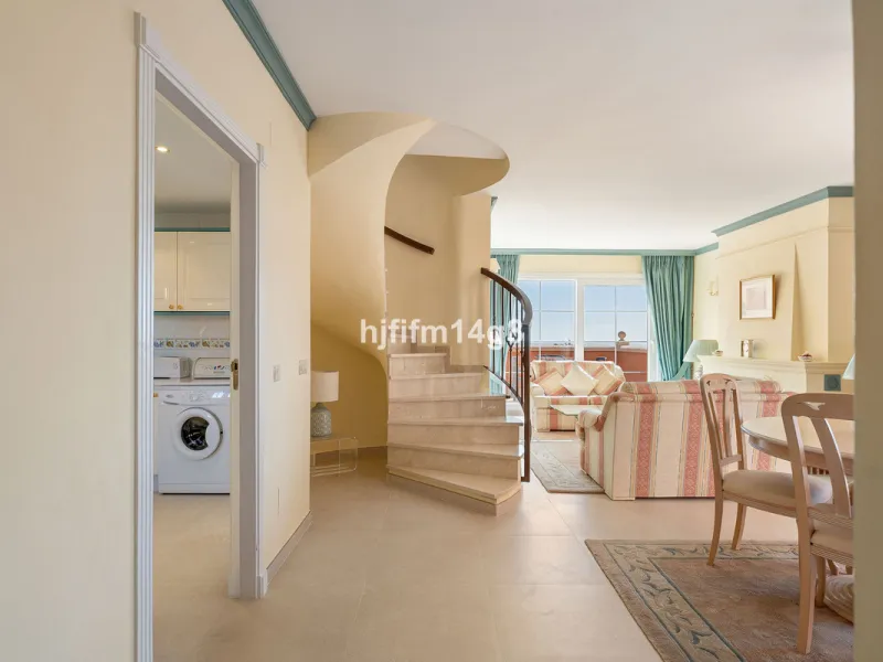 Apartment - Penthouse Duplex в продаже в Marbella, Málaga. В доме 3 спален и 3 ванных комнат. Площадь дома 271 м²