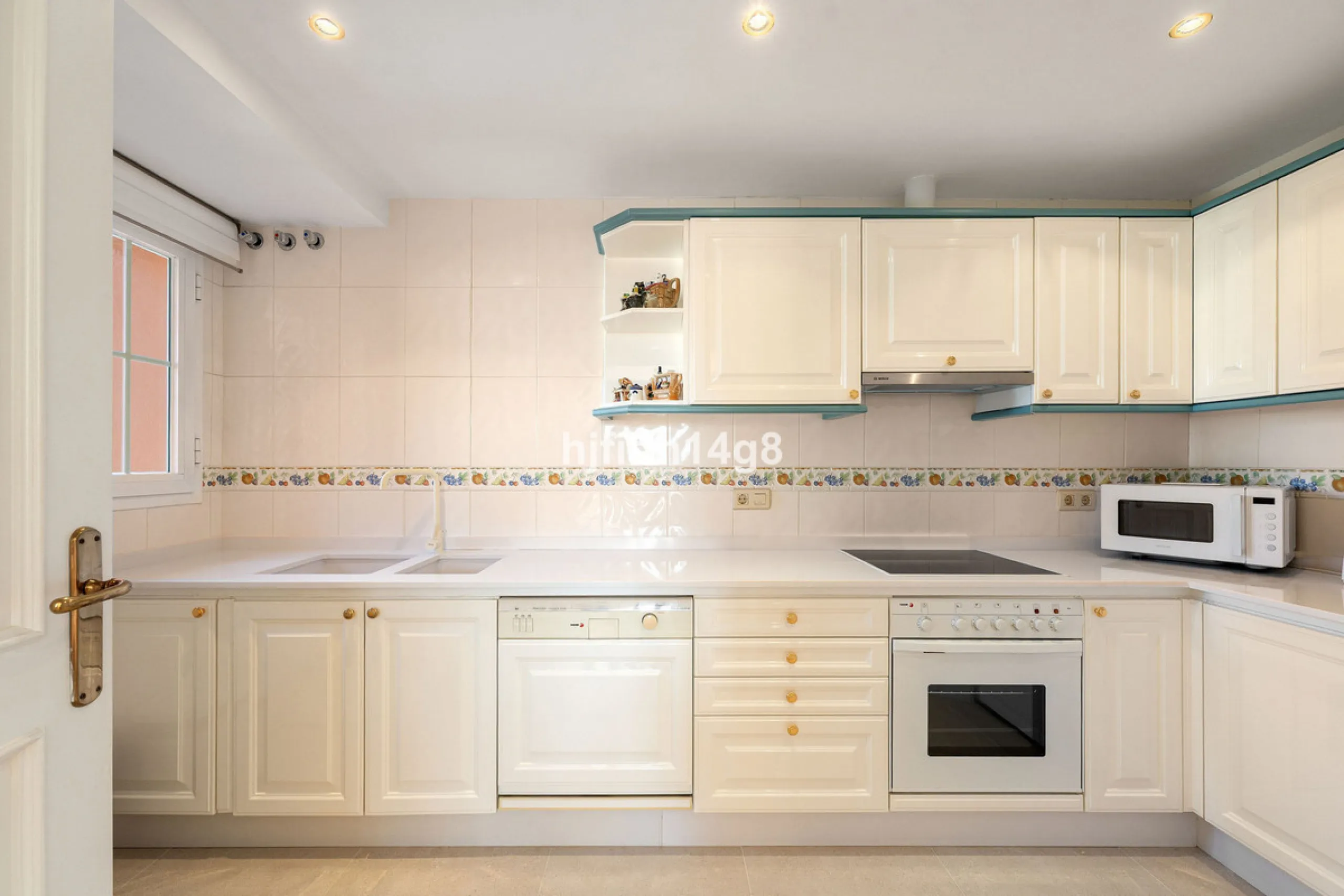 Apartment - Penthouse Duplex в продаже в Marbella, Málaga. В доме 3 спален и 3 ванных комнат. Площадь дома 271 м²
