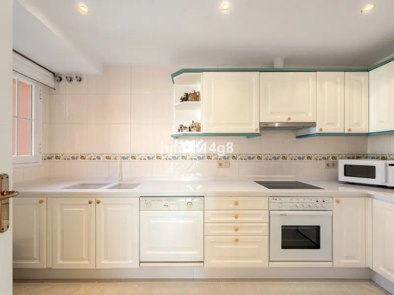 Apartment - Penthouse Duplex в продаже в Marbella, Málaga. В доме 3 спален и 3 ванных комнат. Площадь дома 271 м²