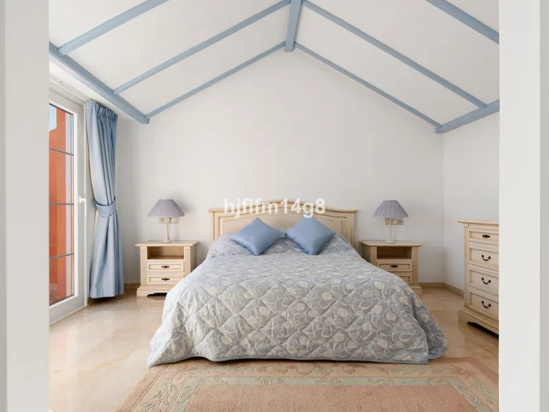 Apartment - Penthouse Duplex в продаже в Marbella, Málaga. В доме 3 спален и 3 ванных комнат. Площадь дома 271 м²