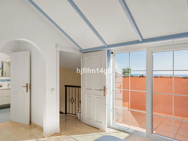 Apartment - Penthouse Duplex в продаже в Marbella, Málaga. В доме 3 спален и 3 ванных комнат. Площадь дома 271 м²
