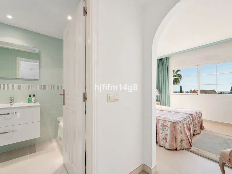 Apartment - Penthouse Duplex в продаже в Marbella, Málaga. В доме 3 спален и 3 ванных комнат. Площадь дома 271 м²