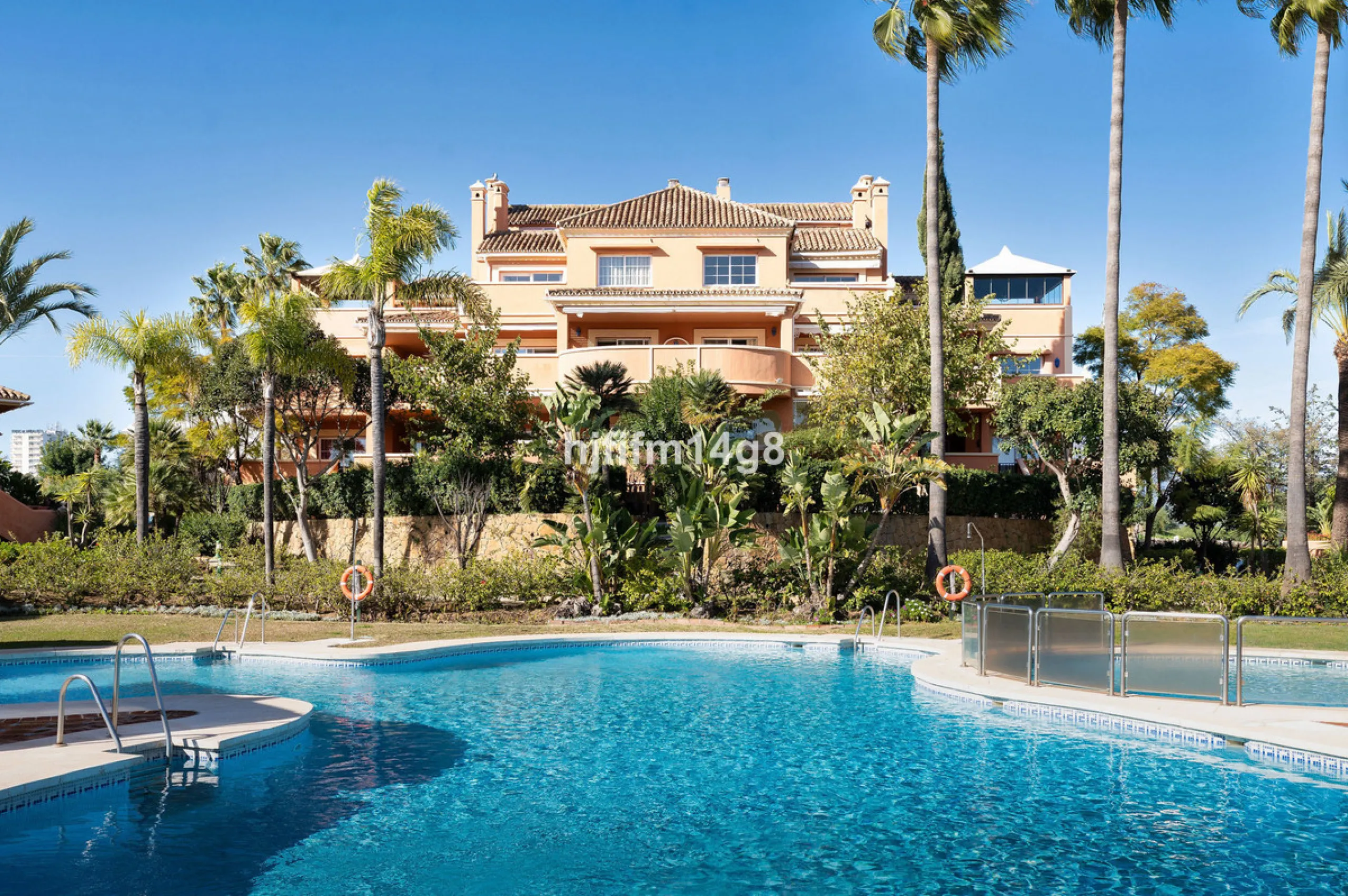 Apartment - Penthouse Duplex в продаже в Marbella, Málaga. В доме 3 спален и 3 ванных комнат. Площадь дома 271 м²