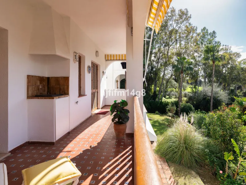This charming 2 bedroom apartment for sale in Le Village, Nueva Andalucía offers a comfortable lifestyle in one of Marbella's most sought-after residential areas. The property is located within a well-established and well-maintained urbanization, surround