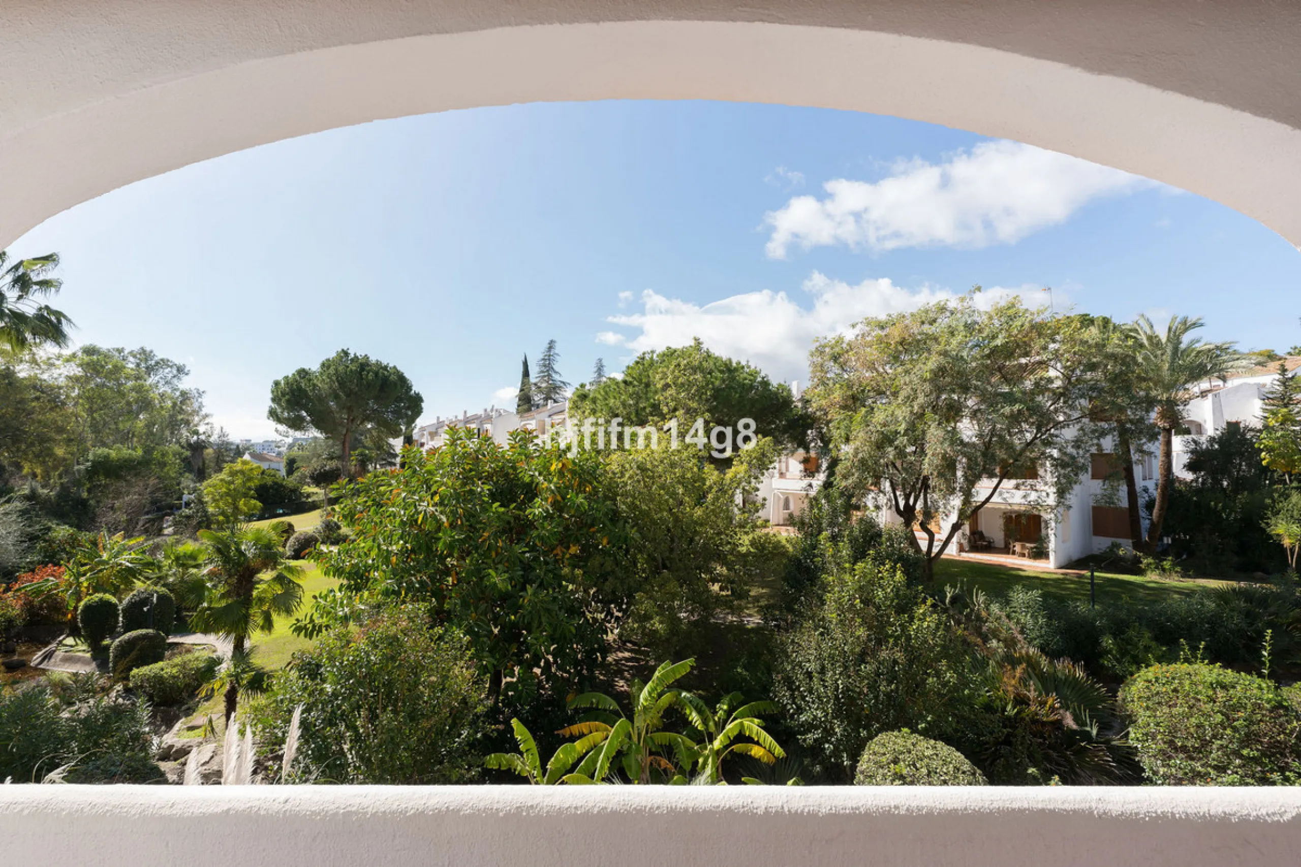 Apartment - Middle Floor Apartment в продаже в Marbella, Málaga. В доме 2 спален и 2 ванных комнат. Площадь дома 120 м²