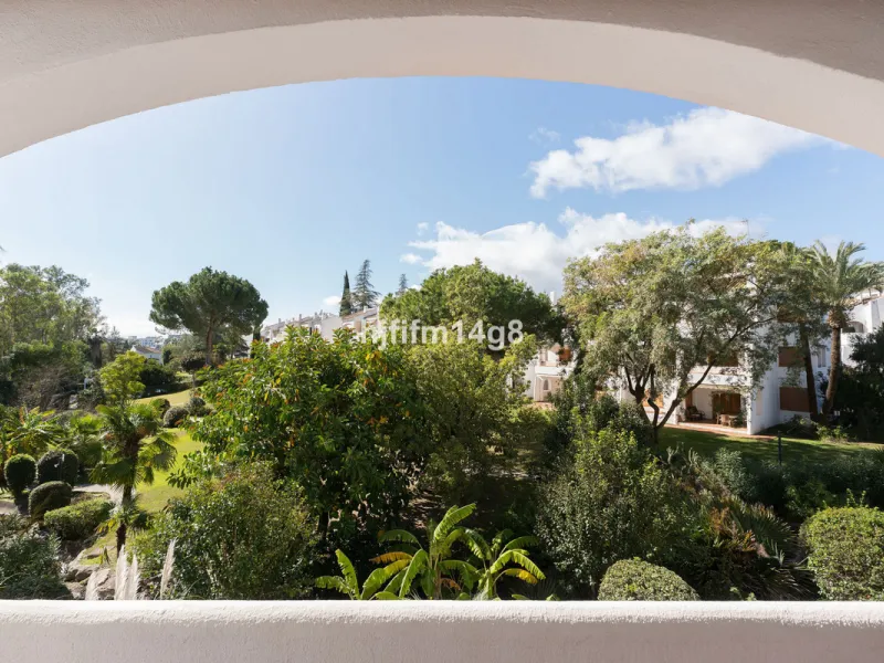 Apartment - Middle Floor Apartment в продаже в Marbella, Málaga. В доме 2 спален и 2 ванных комнат. Площадь дома 120 м²