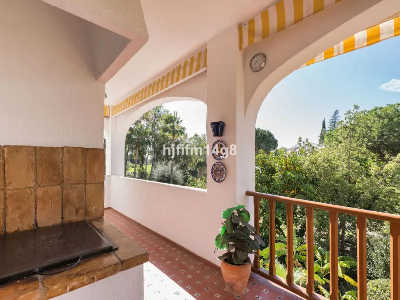 Apartment - Middle Floor Apartment в продаже в Marbella, Málaga. В доме 2 спален и 2 ванных комнат. Площадь дома 120 м²
