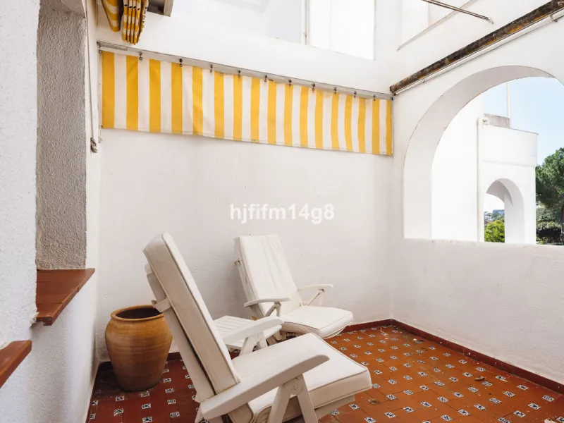 Apartment - Middle Floor Apartment в продаже в Marbella, Málaga. В доме 2 спален и 2 ванных комнат. Площадь дома 120 м²