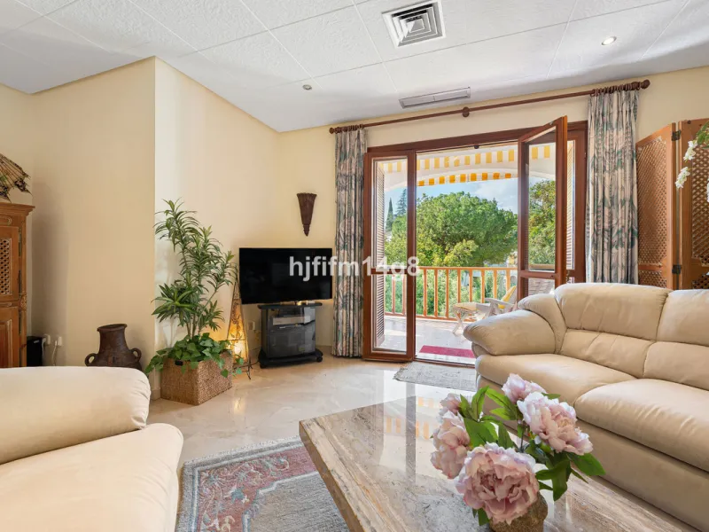 Apartment - Middle Floor Apartment в продаже в Marbella, Málaga. В доме 2 спален и 2 ванных комнат. Площадь дома 120 м²