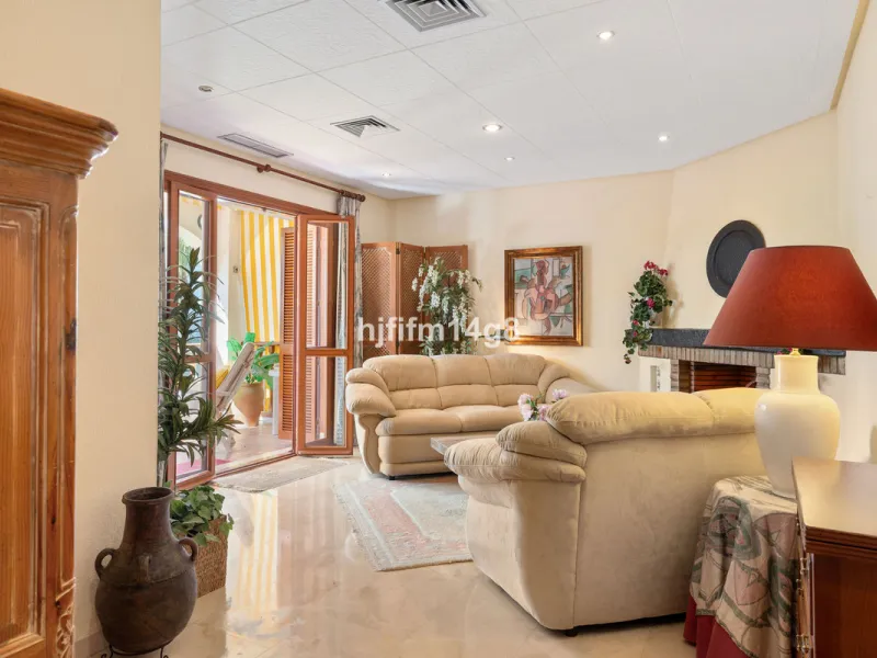 Apartment - Middle Floor Apartment в продаже в Marbella, Málaga. В доме 2 спален и 2 ванных комнат. Площадь дома 120 м²