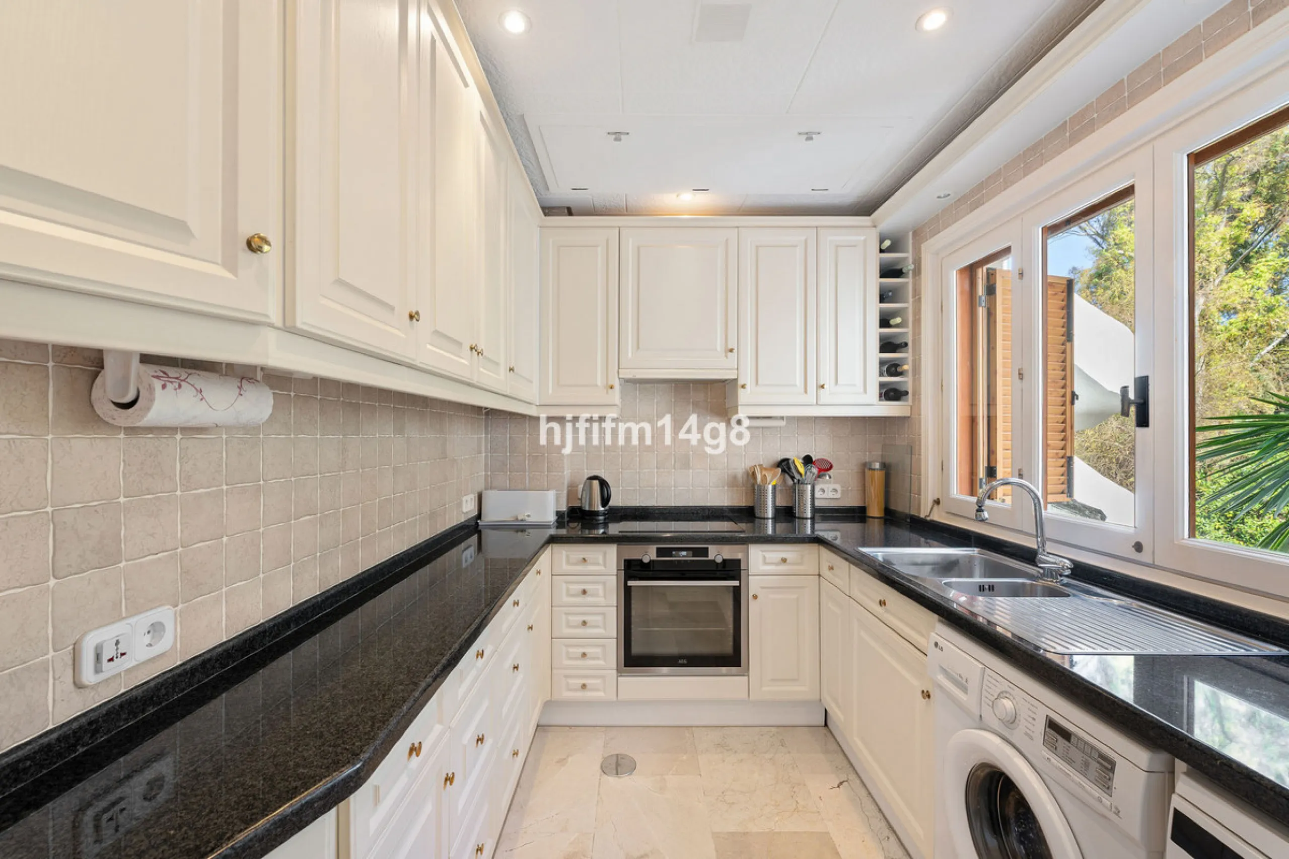 Apartment - Middle Floor Apartment в продаже в Marbella, Málaga. В доме 2 спален и 2 ванных комнат. Площадь дома 120 м²