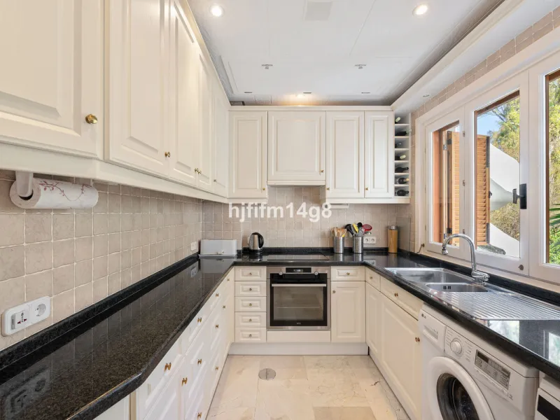 Apartment - Middle Floor Apartment в продаже в Marbella, Málaga. В доме 2 спален и 2 ванных комнат. Площадь дома 120 м²