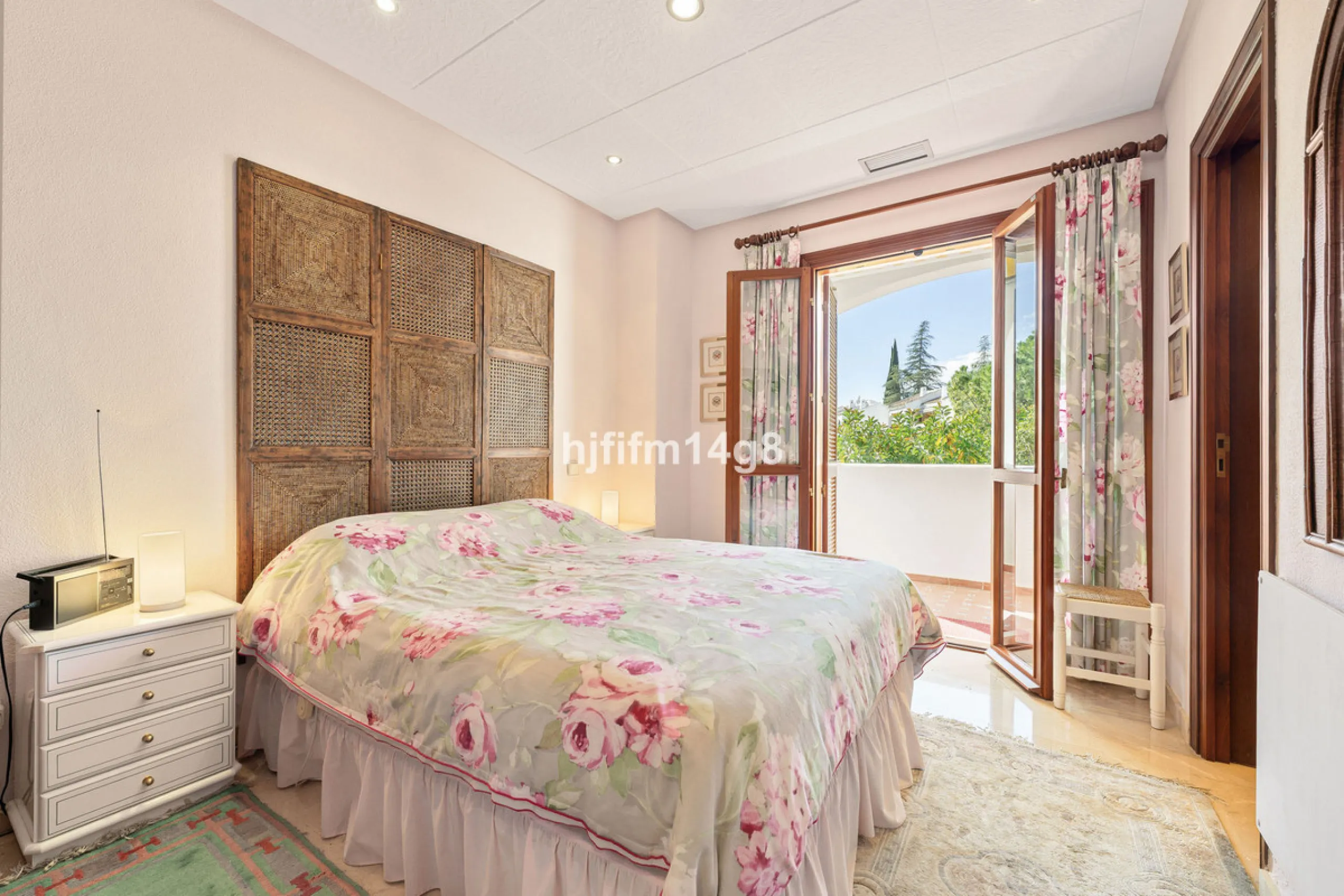 Apartment - Middle Floor Apartment в продаже в Marbella, Málaga. В доме 2 спален и 2 ванных комнат. Площадь дома 120 м²