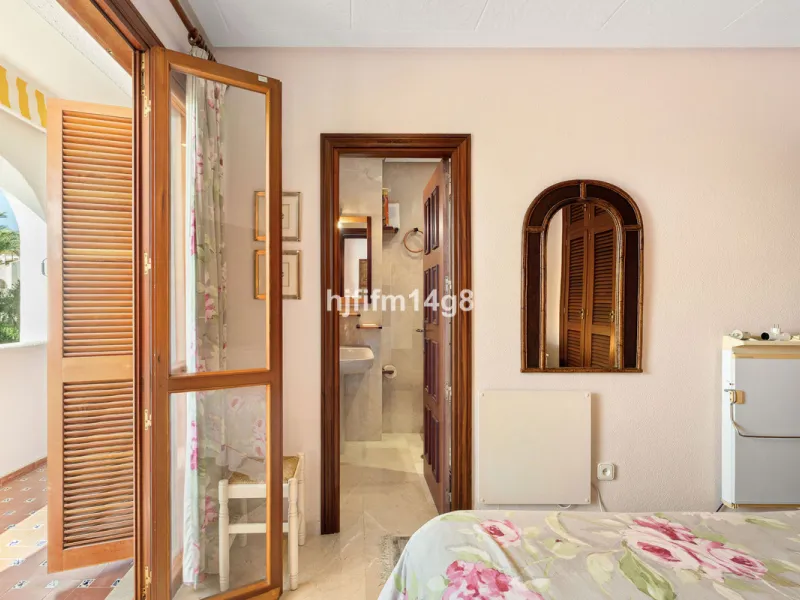 Apartment - Middle Floor Apartment в продаже в Marbella, Málaga. В доме 2 спален и 2 ванных комнат. Площадь дома 120 м²